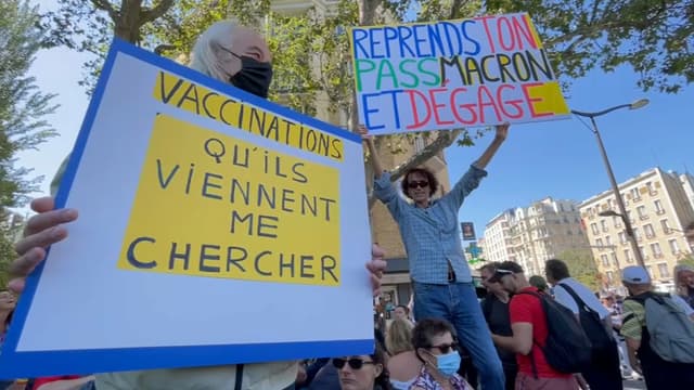 Des manifestants anti-pass sanitaire rassemblés à Paris le 14 août