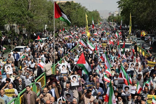 Des manifestants agitent des drapeaux iraniens et palestiniens lors d'une manifestation anti-Israël, à Téhéran, en Iran, le 19 avril 2024