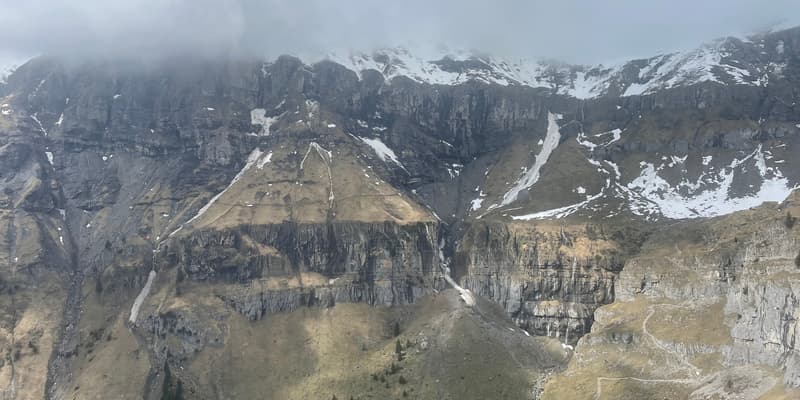 Une photo du site où a eu lieu l'avalanche jeudi 9 mai, au-dessus du lac d'Oeschinen.