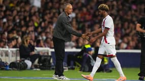 Ibrahim Mbaye salue son entraîneur Luis Enrique lors du match du PSG à Barcelone en Ligue des champions, 1er octobre 2025