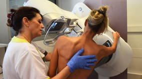 Une patiente passe une mammographie (photo d'illustration).