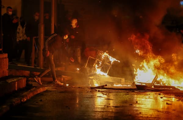 Affrontements entre les forces policières israéliennes et des manifestants palestiniens à Jérusalem dans la nuit du 22 au 23 avril 2021
Affrontements entre les forces policières israéliennes et des manifestants palestiniens à Jérusalem dans la nuit du 22 au 23 avril 2021