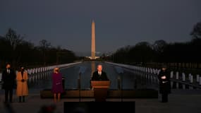 Le président américain élu Joe Biden rend hommage aux 400.000 morts américains du Covid-19, lors d'une cérémonie à la veille de son investiture au Lincoln Memorial à Washington, le 19 janvier 2021. Il est flanqué par la vice-présidente élue Kamala Harris (gauche), le mari de cette dernière Douglas Emhoff, sa femme Jill Biden, et le cardinal Wilton Gregory, Archevêque de Washington (droite).
