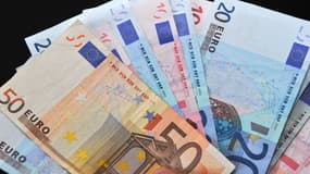 Les minitres Bruno Le Maire et Gérald Darmanin se sont déclarés favorables à une prime exceptionnelle de fin d'année défiscalisée, versée par les entreprises à leurs salariés.
	
