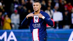 Kylian Mbappé en train de tenir son maillot du PSG en 2022