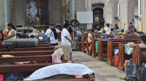 Des Philippins s'installent dans une église de Tacloban, le 5 décembre 2014.