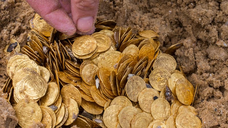 Deux mille pièces d'or ont été retrouvées par hasard lors d'une plongée dans le port antique de Césarée, en Israël. 
