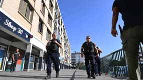 Des policiers patrouillent dans les rues du quartier Pissevin à Nîmes, le 11 octobre 2023