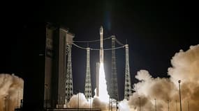 Photo prise et fournie le 2 septembre 2020 par l'Agence spatiale européenne de la fusée Vega décollant de Kourou, en Guyane