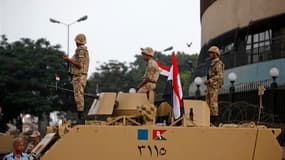 Soldats égyptiens près de la télévision publique au Caire. Au moins 24 personnes ont été tuées vendredi en Egypte, où les islamistes manifestaient leur colère contre l'éviction du président Mohamed Morsi, victime de ce qu'ils considèrent comme un "coup d'