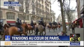 L'unité équestre des forces de l'ordre charge dans le IIIe arrondissement de Paris
