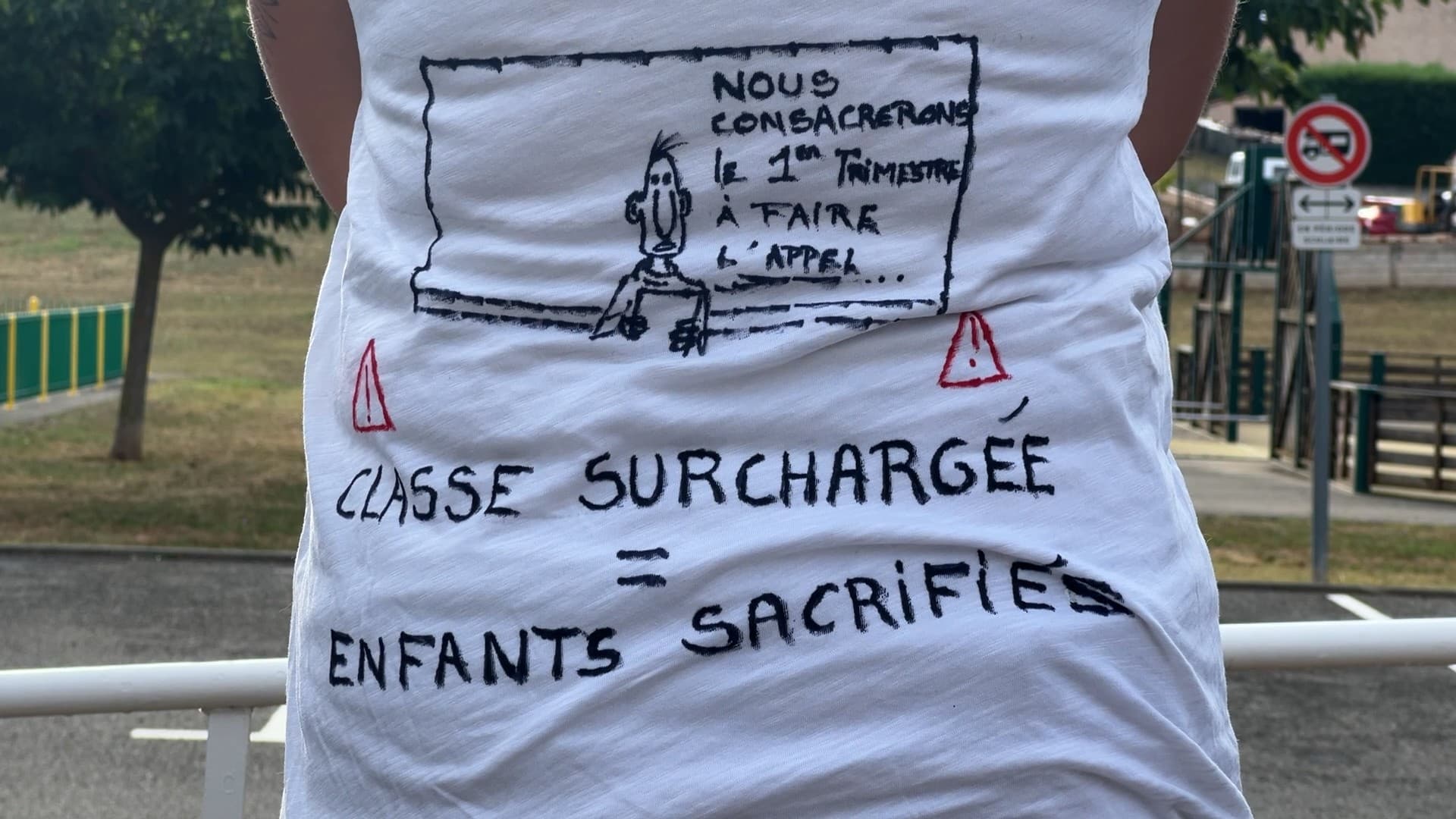 Un parent d'élève arborant un t-shirt revendicatif le 2 septembre dans les Alpes-de-Haute-Provence
