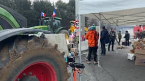 Les agriculteurs ont passé la nuit de mardi 30 janvier à mercredi 31 janvier sur l'autoroute, à l'ouest d'Aix-en-Provence, au niveau de l'échangeur de Jas de Bouffan.