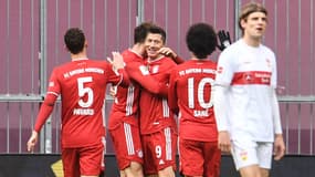 Robert Lewandowski félicité lors du match Bayern-Stuttgart, à Munich le 20 mars 2021