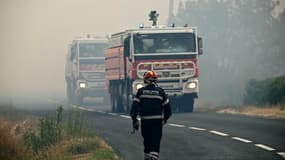 Des pompiers mobilisés contre l'important incendie dans l'Aude, ici près de Fontjoncouse, le 6 août 2025