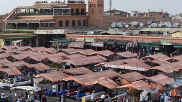 La célèbre place Jemaa-el-Fna, à Marrakech, et ses stands de restauration et de jus d'orange, le 6 juin 2015.