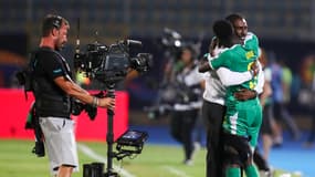 Une caméra de télévision filmant Aliou Cissé et Idrissa Gueye, lors de la Coupe d'Afrique des nations le 10 juillet 2019