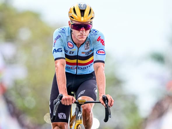 Remco Evenepoel dépité au moment de franchir la ligne d'arrivée des Mondiaux à Kigali, le 28 septembre 2025