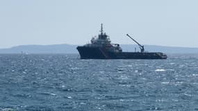 Navire affrété par la Marine nationale pour le relevage de l'épave de l'avion crashé lors d'un meeting aérien au Lavandou le 16 août
