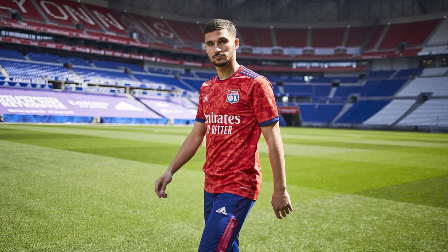 Houssem Aouar avec le nouveau maillot de l'OL Houssem Aouar avec le nouveau maillot de l'OL