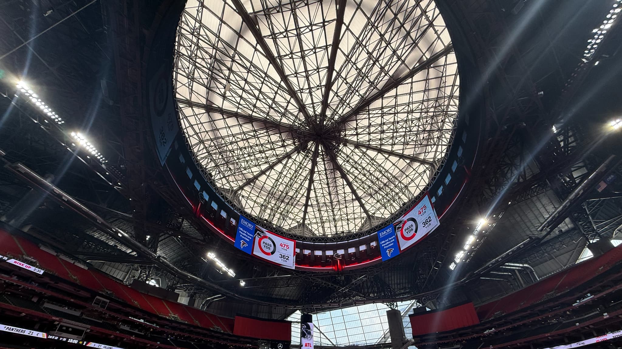 L'impressionnant toit du Mercedes-Benz Stadium d'Atlanta L'impressionnant toit du Mercedes-Benz Stadium d'Atlanta