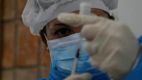 Un agent de santé prépare une dose du vaccin Pfizer-BioNTech à Paso de Carrasco, en  Uruguay, le 26 mai 2021