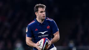Damien Penaud en train de courir lors du match Angleterre-France dans le Tournoi des 6 Nations, le 8 février 2025