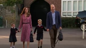 La princesse Charlotte fait sa première rentrée des classes, accompagnée par son frère