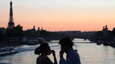 Un couple masqué sur le pont de la Concorde, à Paris, le 14 septembre 2020 (photo d'illustration)