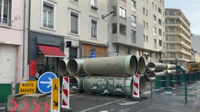 L'avenue des Frères-Lumière est bloquée à la circulation des voitures en raison de travaux de réaménagement.