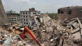 Les restes de l'immeuble de huit étages qui s'est effondré le 24 avril aux environs de Dacca, au Bangladesh, faisant plus de 600 morts. L'épouse de l'un des ouvriers du textile tué dans l'effondrement a porté plainte dimanche contre le propriétaire de l'i
