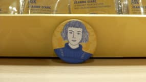 Un magnet à l'effigie de Jeanne d'Arc permettant de discuter avec l'héroïne catholique grâce à l'intelligence artificielle, à l'Historial Jeanne d'Arc de Rouen en septembre 2023.