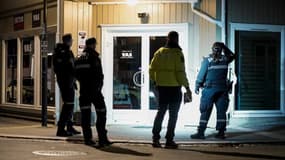 Des policiers norvégiens devant les lieux de l'attaque