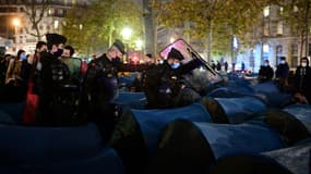 Un campement de migrants délogé par la police place de la Republique à Paris le 23 novembre 2020