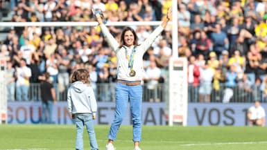Charline Picon présente sa médaille de bronze olympique à La Rochelle, le 8 septembre 2024.