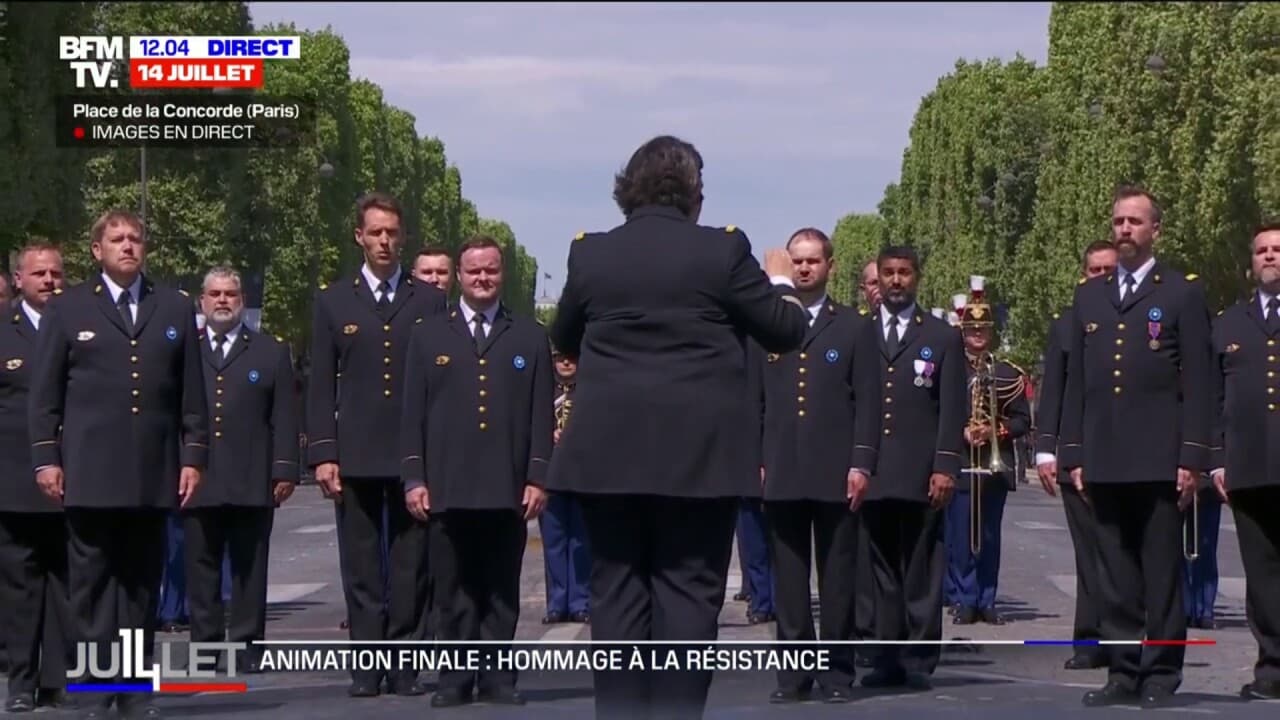 Le Chœur de l'Armée française entonne le Chant des partisans en hommage