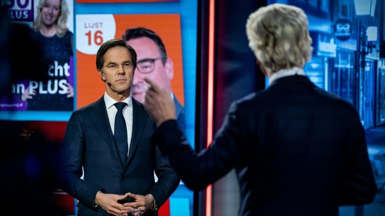 Le Premier ministre néerlandais Mark Rutte (g) lors d'un débat face au député Geert Wilders (d), leader du VVD et PVV, le 16 mars 2021 à La Haye, aux Pays-Bas 