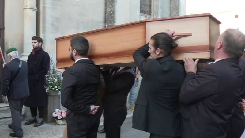 Obsèques de Guy Marchand: l'arrivée du cercueil de l'ancien acteur et chanteur à l'église de Mollégès, dans les Bouches-du-Rhône