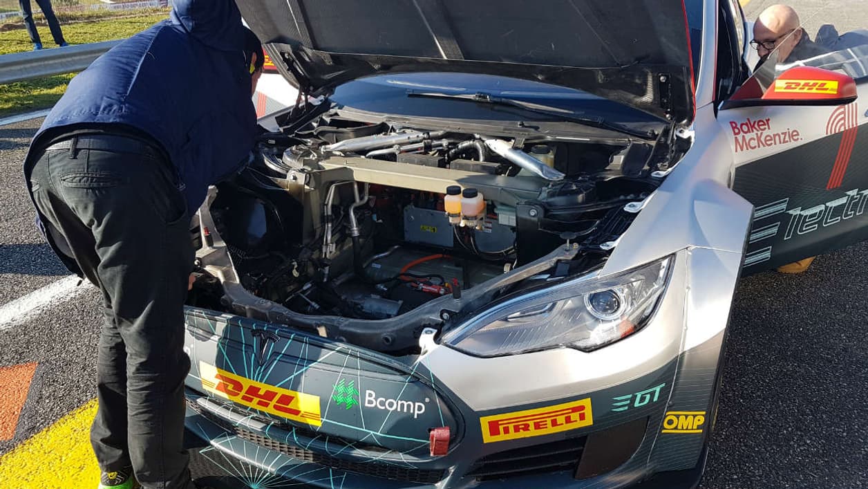 Le célèbre frunk (le coffre avant des modèles Tesla) en version compétition Le célèbre frunk (le coffre avant des modèles Tesla) en version compétition