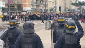 Des premières tensions entre manifestants et forces de l'ordre ont éclaté à Villeurbanne en marge de la venue d'Éric Zemmour