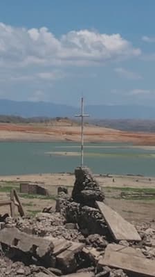 Canicule aux Philippines: un village vieux de 300 ans réapparaît au milieu d'un lac asséché 