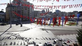 La place Taksim, l'un des lieux publics les plus fréquentés d'Istanbul, où une attaque visant les forces de l'ordre a fait 32 blessés dimanche. Les séparatistes kurdes du PKK sont les premiers suspects dans cet attentat, selon les autorités turques. /Phot