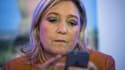Marine Le Pen a échangé mardi avec les internautes sur Facebook et Periscope.