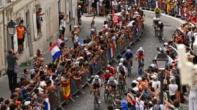 La course en ligne des JO de Paris 2024, rue Lepic à Montmartre