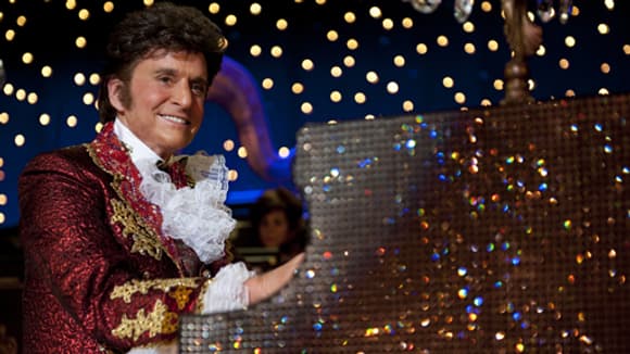 Michaël Douglas est méconnaissable dans le rôle de l'exubérant Liberace. Michaël Douglas est méconnaissable dans le rôle de l'exubérant Liberace.