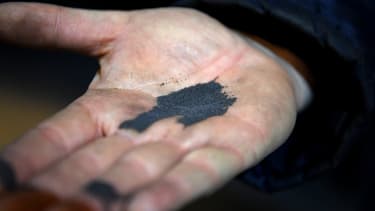 Winoa fabrique de la grenaille abrasive, minuscules billes d'acier projetées sur des pièces métalliques pour les débarrasser de leurs imperfections.