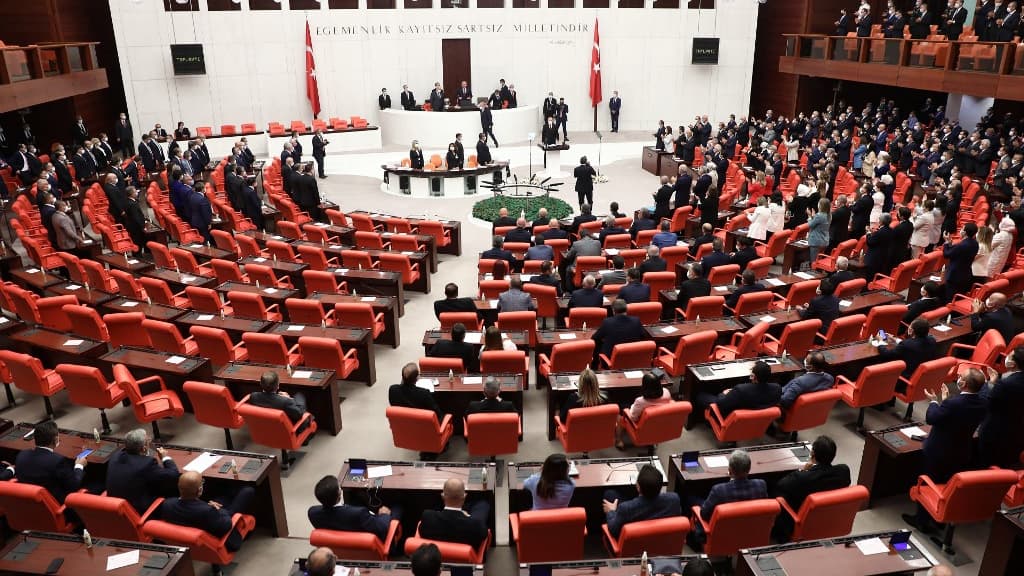 Eksplozja w pobliżu parlamentu w Ankarze, a rząd potępia „atak terrorystyczny”
