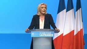 Marine Le Pen à la tribune ce dimanche à Perpignan