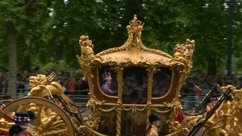 La carrosse d'or de la reine Elizabeth II, représentée en hologramme, a ouvert le grand défilé de son jubilé, dimanche 5 juin 2022 La carrosse d'or de la reine Elizabeth II, représentée en hologramme, a ouvert le grand défilé de son jubilé, dimanche 5 juin 2022