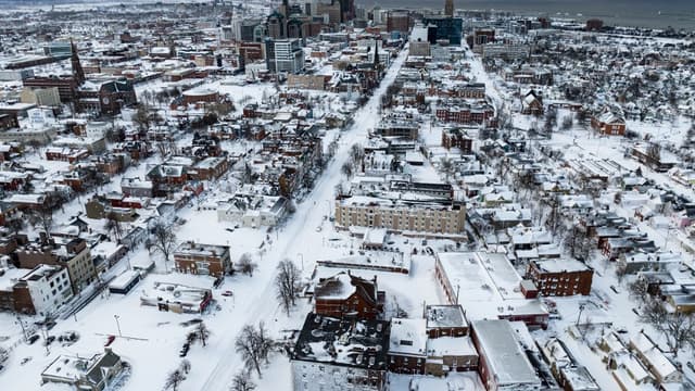 Etats-Unis: le "blizzard du siècle" fait au moins 49 morts, de la neige encore attendue